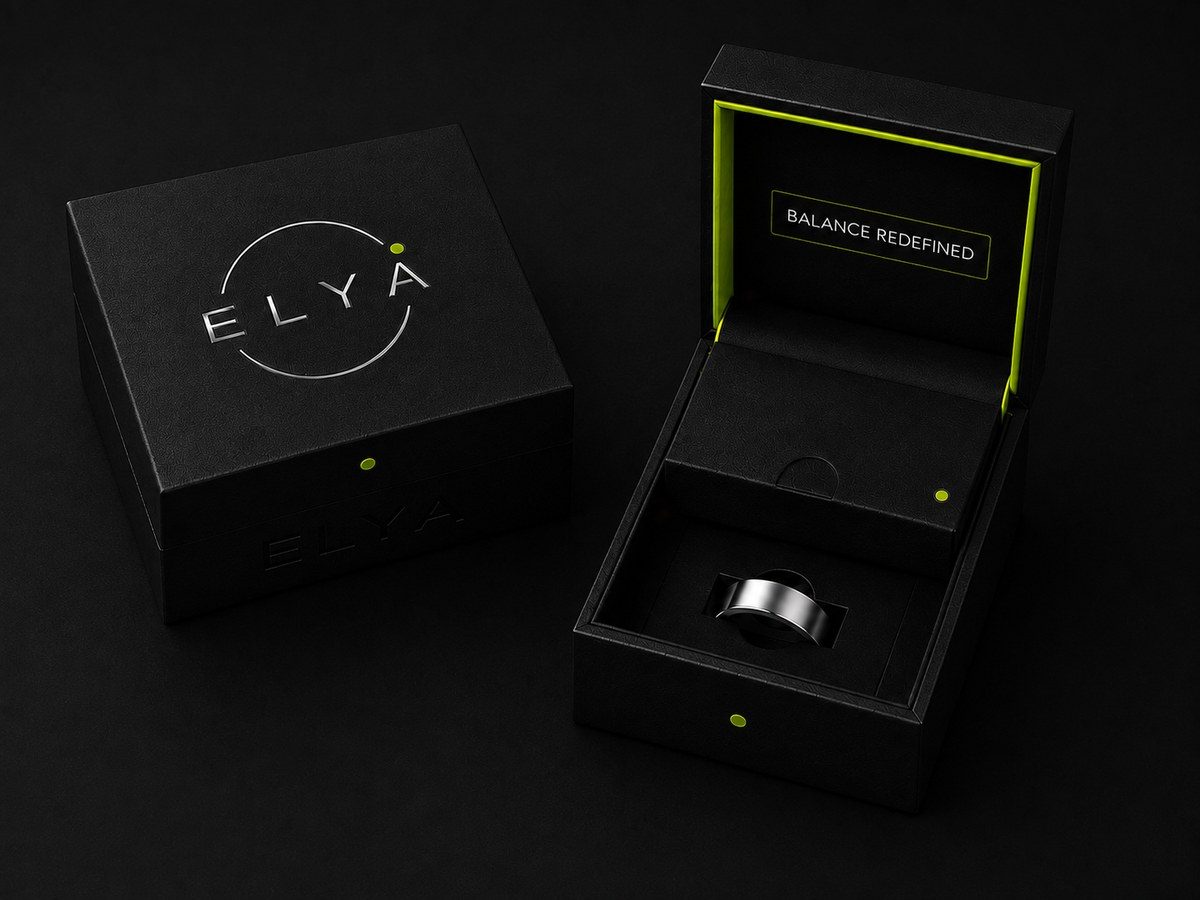 El anillo ELYA en su estuche negro, junto a la tapa grabada con el logotipo.